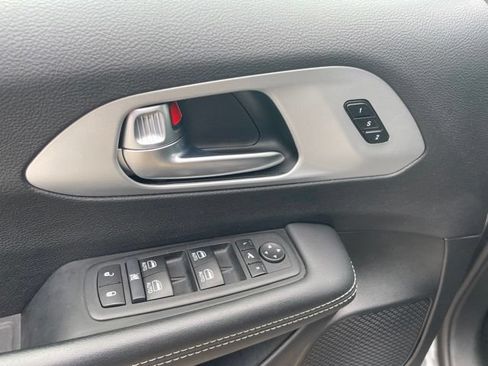 Used 2025 Chrysler Pacifica Limited FWD image 6