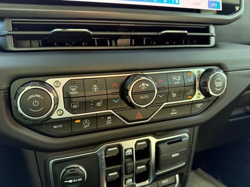 New 2025 Jeep Gladiator Mojave w/ Convenience Group image 21