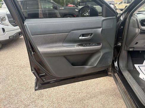 Used 2025 Nissan Kicks SV AWD/4WD image 13