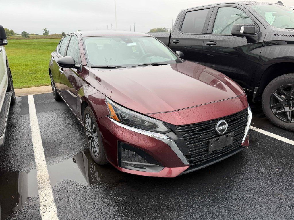 Used 2025 Nissan Altima 2.5 SV FWD image 3