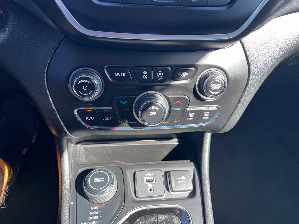 Used 2021 Jeep Cherokee Latitude Plus AWD/4WD image 35