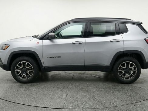 Used 2025 Jeep Compass Trailhawk image 5