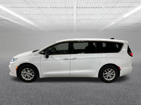Used 2024 Chrysler Pacifica Touring-L image 5