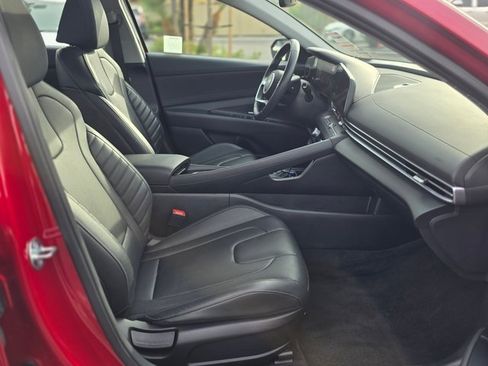 Certified 2025 Hyundai Elantra Limited image 9