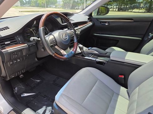 Used 2017 Lexus ES 300h w/ Luxury Package FWD image 23
