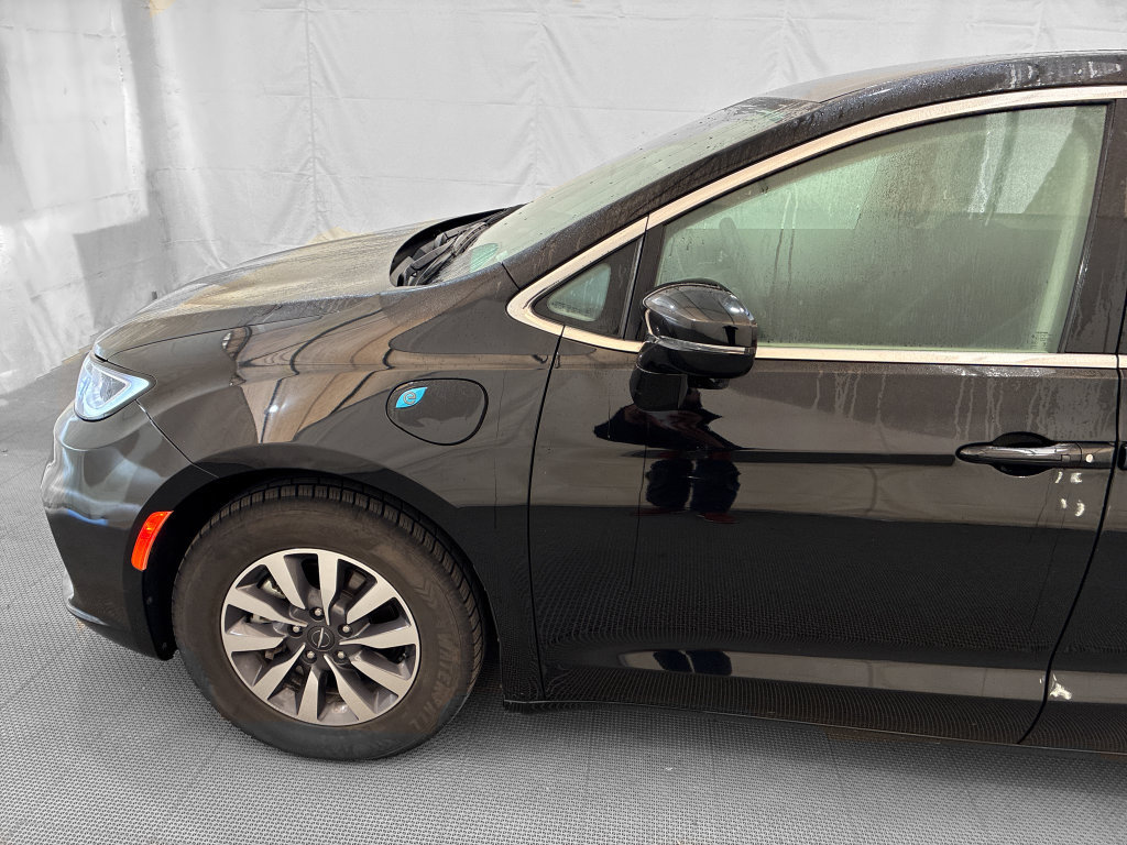 Used 2024 Chrysler Pacifica Limited FWD image 3