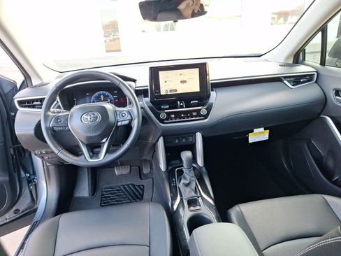 Used 2025 Toyota Corolla Cross XLE image 19