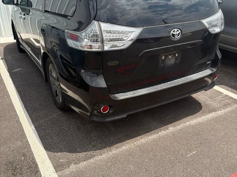 Used 2014 Toyota Sienna SE FWD image 4