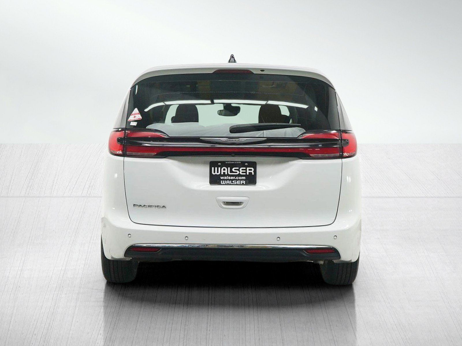 Used 2023 Chrysler Pacifica Touring-L FWD image 4