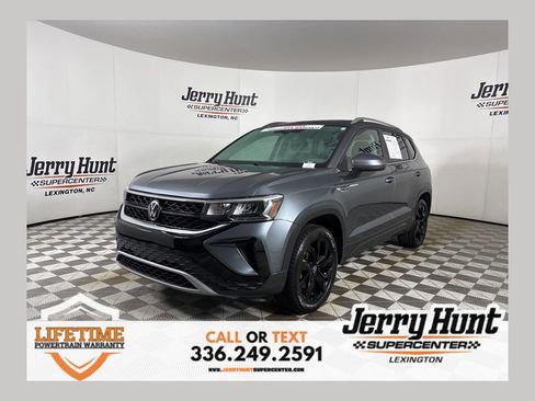 Used 2023 Volkswagen Taos SE w/ Panoramic Sunroof Package image 1