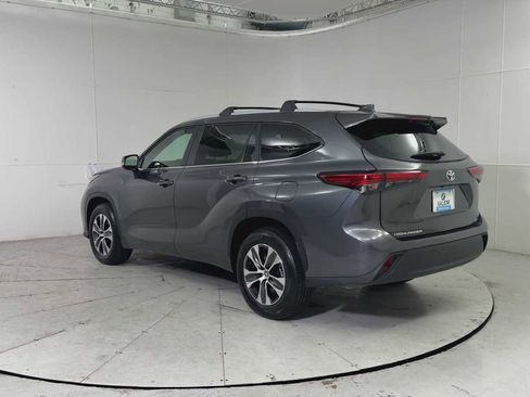 Used 2023 Toyota Highlander XLE image 4