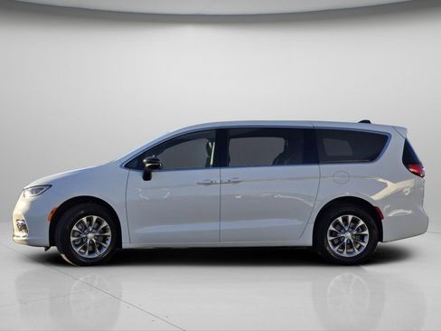 Used 2026 Chrysler Pacifica Limited image 20