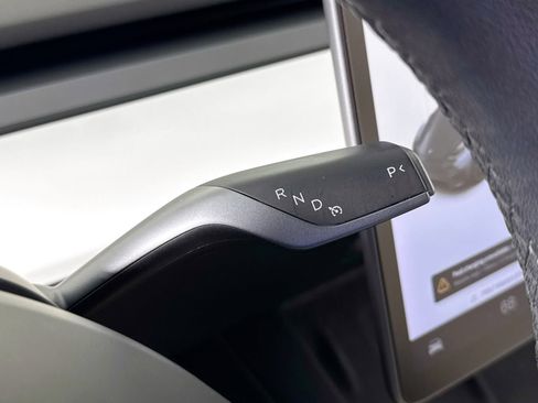 Used 2022 Tesla Model Y Long Range image 17