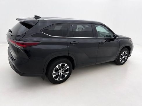 Used 2024 Toyota Highlander XLE image 6