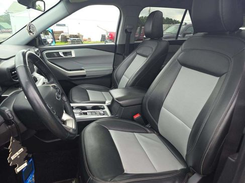Used 2022 Ford Explorer XLT w/ Equipment Group 202A AWD/4WD image 2