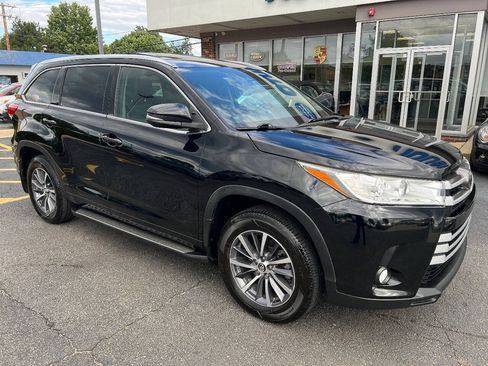 Used 2017 Toyota Highlander XLE w/ Carpet Mat Package AWD/4WD image 4