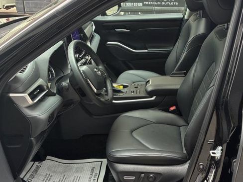 Used 2023 Toyota Highlander XLE image 5