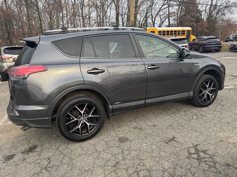 Used 2018 Toyota RAV4 SE image 8