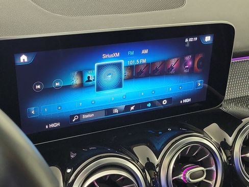 Used 2021 Mercedes-Benz GLB 250 4MATIC w/ Premium Package image 17