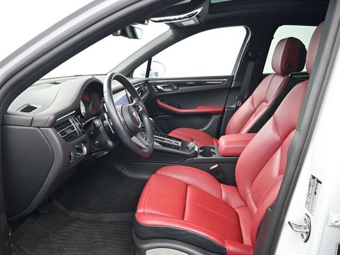 Certified 2024 Porsche Macan S image 4