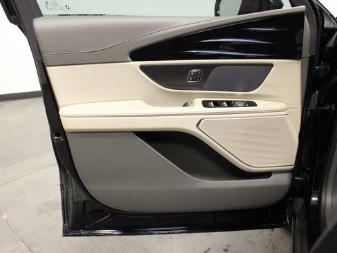 Used 2024 Lincoln Nautilus Premier image 17