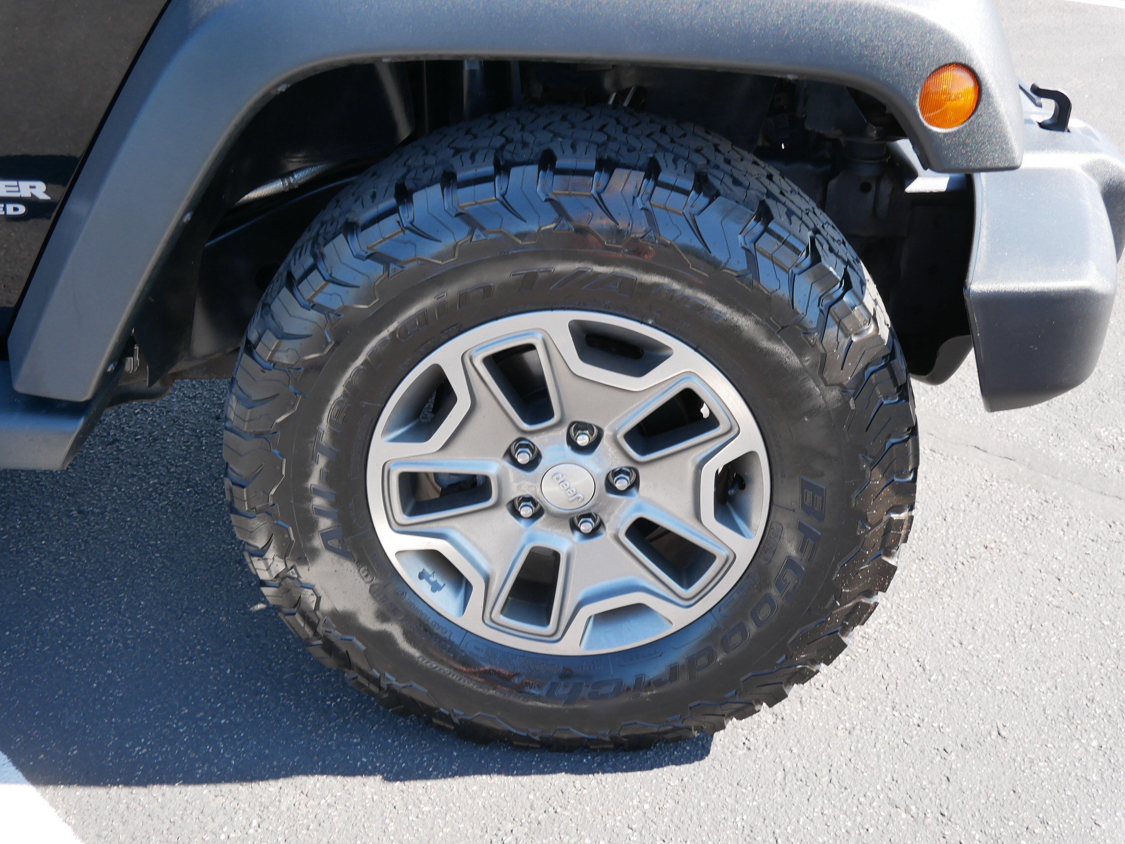 Used 2015 Jeep Wrangler Unlimited Rubicon w/ Connectivity Group AWD/4WD image 15