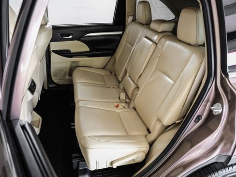Used 2019 Toyota Highlander XLE FWD image 40
