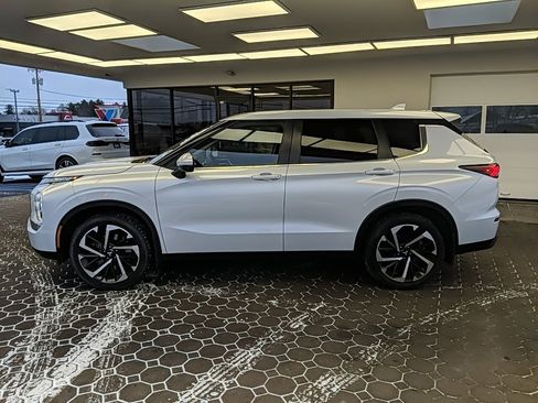 Used 2022 Mitsubishi Outlander ES image 11