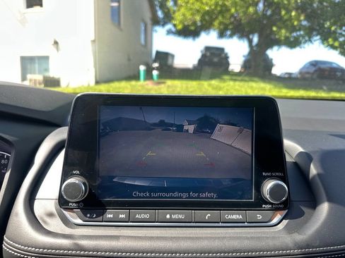 Used 2025 Nissan Rogue SV w/ SV Premium Package FWD image 48