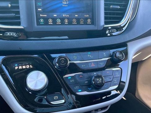 Used 2020 Chrysler Pacifica Touring-L image 32