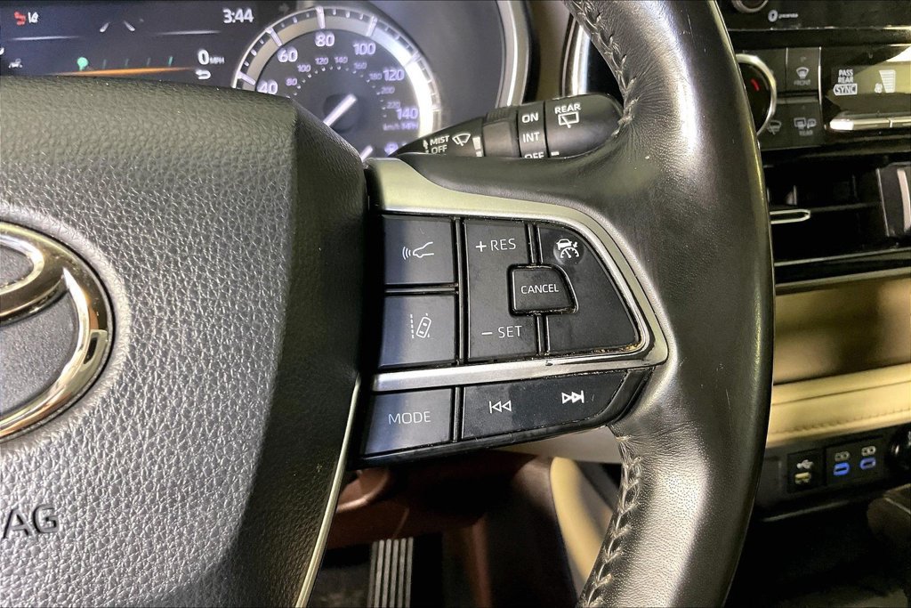 Used 2022 Toyota Highlander XLE AWD/4WD image 24