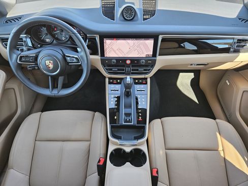 Certified 2025 Porsche Macan image 24