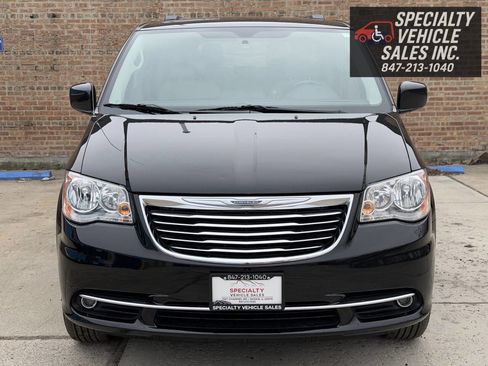 Used 2016 Chrysler Town & Country Touring image 10