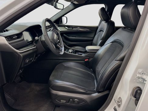 Used 2023 Jeep Grand Cherokee Altitude image 13