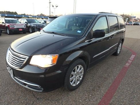 Used 2015 Chrysler Town & Country Touring image 3