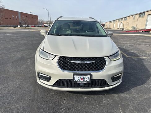 Used 2021 Chrysler Pacifica Touring-L image 4