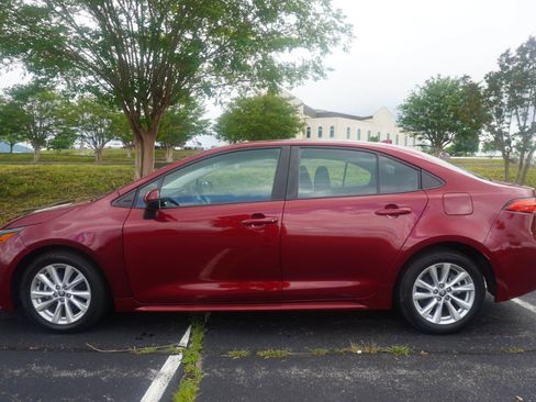 Used 2023 Toyota Corolla LE w/ LE Convenience Package FWD image 4