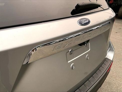 Used 2021 Ford Explorer XLT AWD/4WD image 8