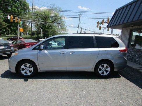 Used 2011 Toyota Sienna LE w/ Towing Pkg FWD image 5