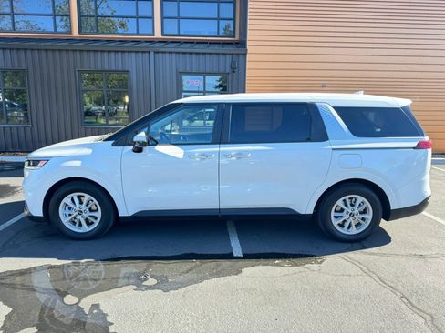 Used 2022 Kia Carnival LX FWD image 2