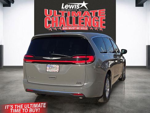 Used 2025 Chrysler Pacifica Select image 4