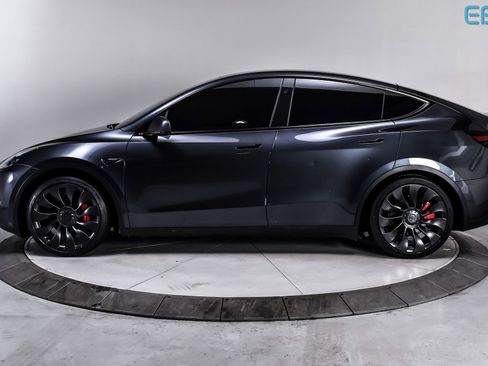 Used 2024 Tesla Model Y Performance image 3