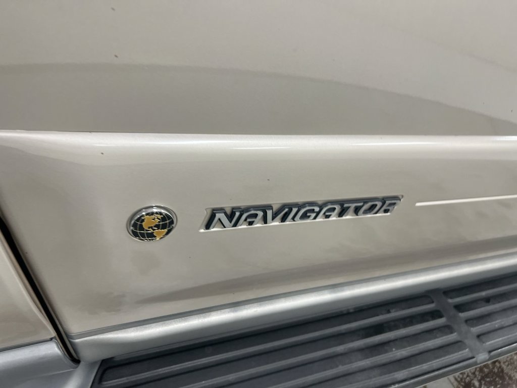 Used 2001 Lincoln Navigator 4WD image 24