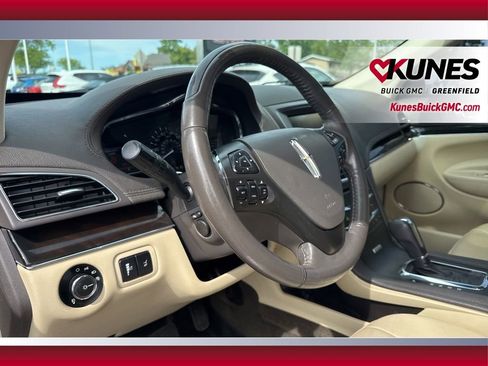 Used 2014 Lincoln MKT FWD image 17