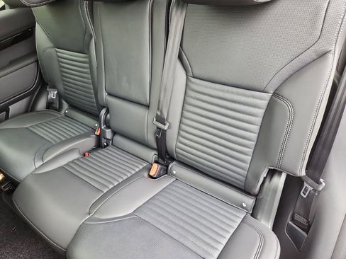 Used 2025 Land Rover Discovery S image 25