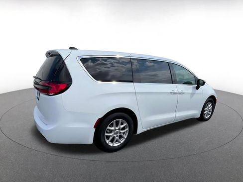 Used 2024 Chrysler Pacifica Touring-L FWD image 12