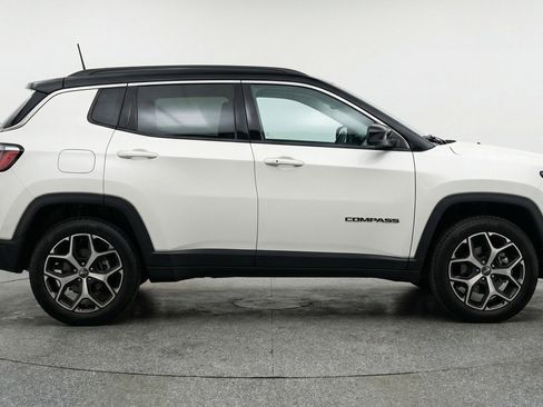 Used 2025 Jeep Compass Limited image 11