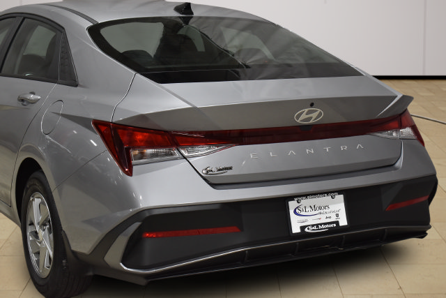 Used 2026 Hyundai Elantra SE FWD image 29