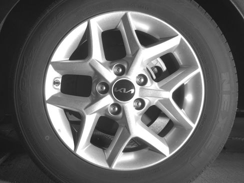Used 2025 Kia Soul LX w/ LX Technology Package FWD image 14
