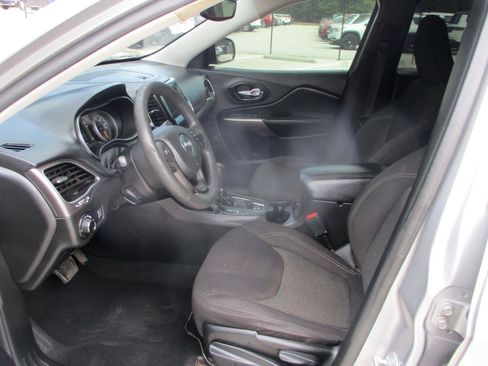 Used 2021 Jeep Cherokee Latitude FWD image 13